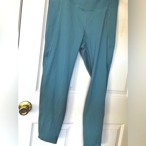 Leggings, they are a blue/green color. Size XL